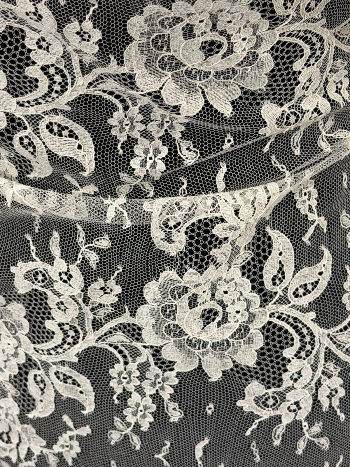 Ivory Chantilly Lace - P205