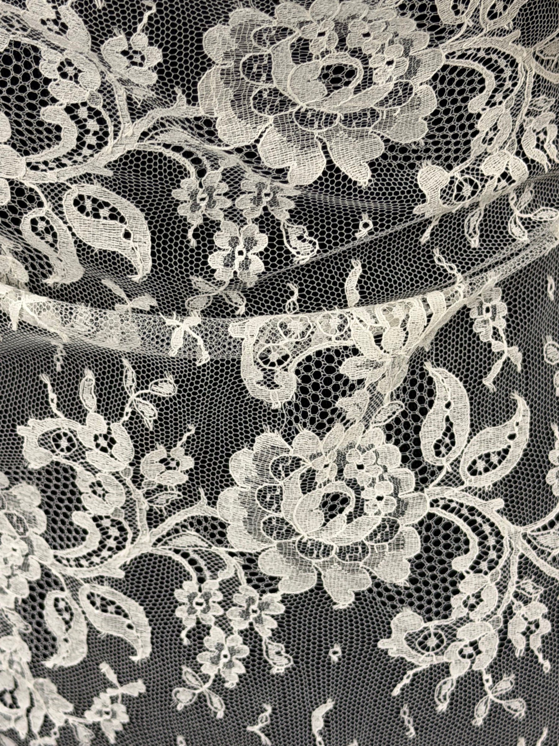 Ivory Chantilly Lace - P205