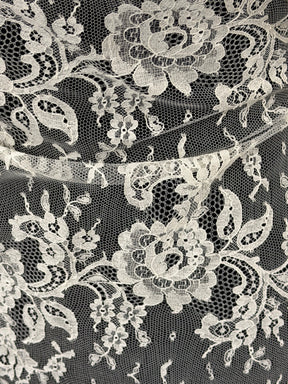 Ivory Chantilly Lace - P205