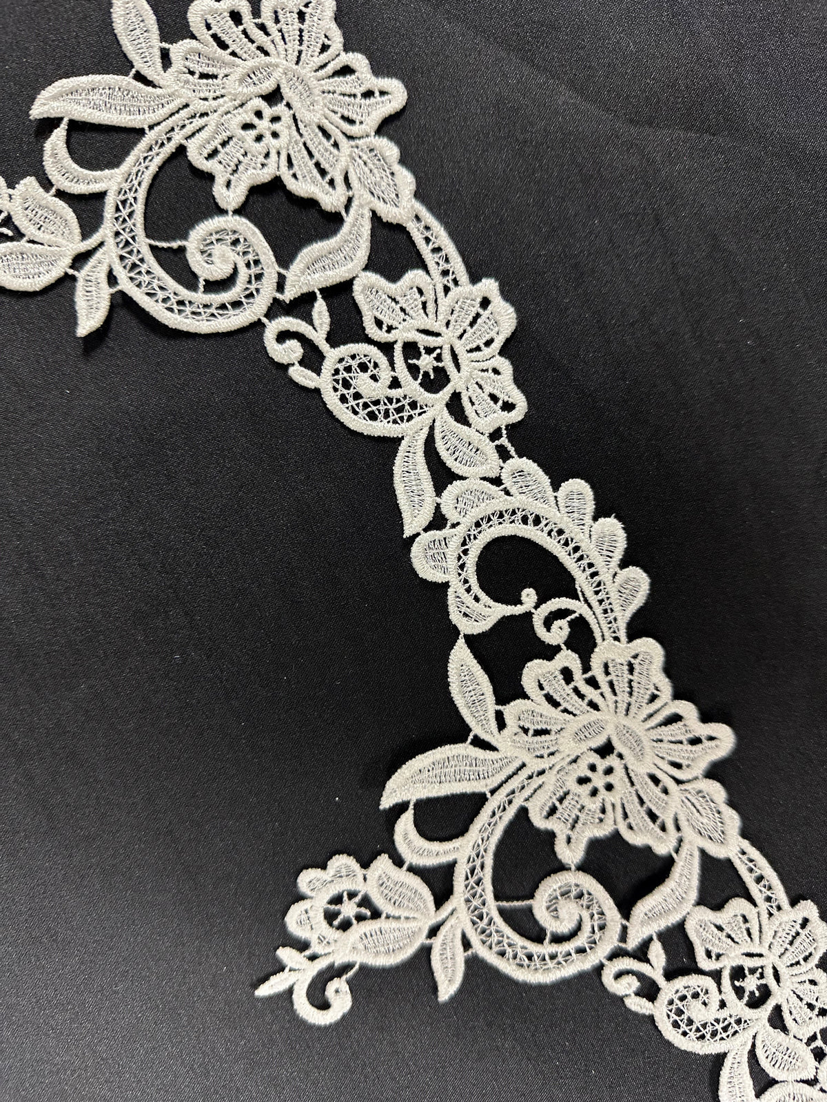 Ivory Guipure Lace Trim - T 9905 (CF)
