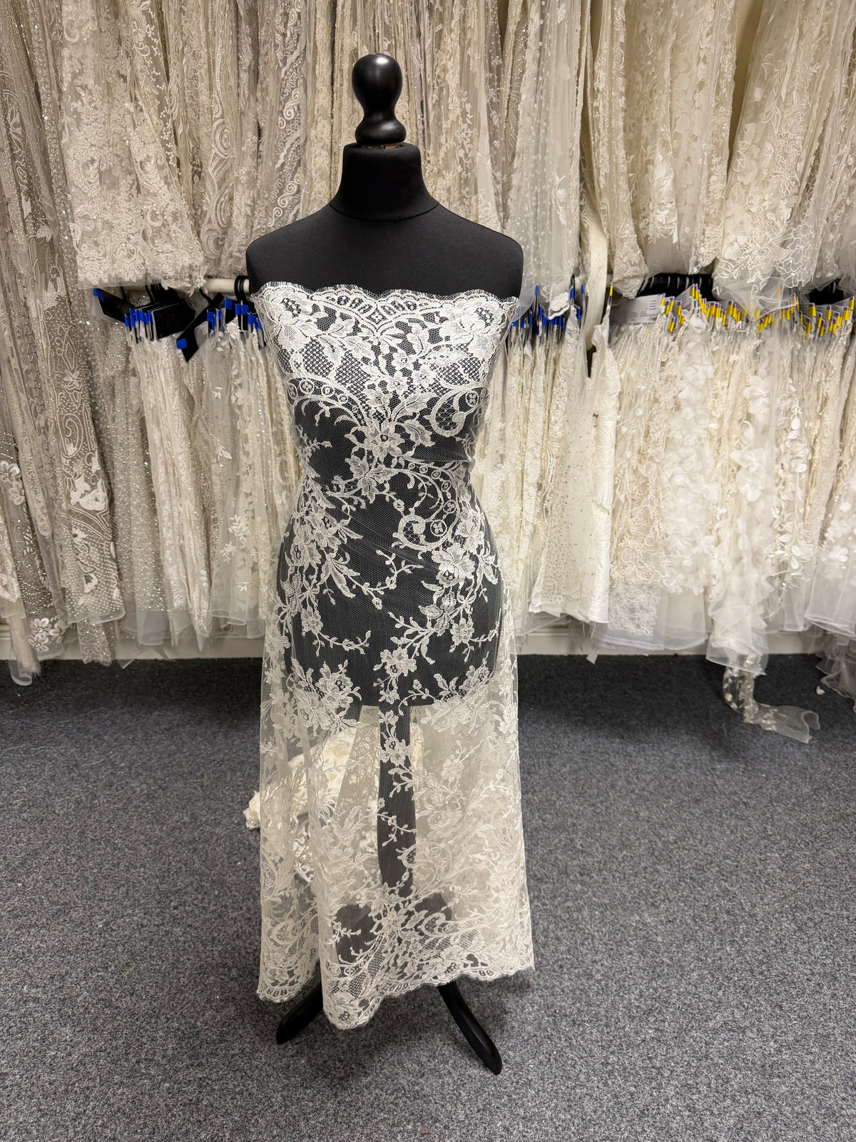 Ivory Chantilly Lace - Banilto