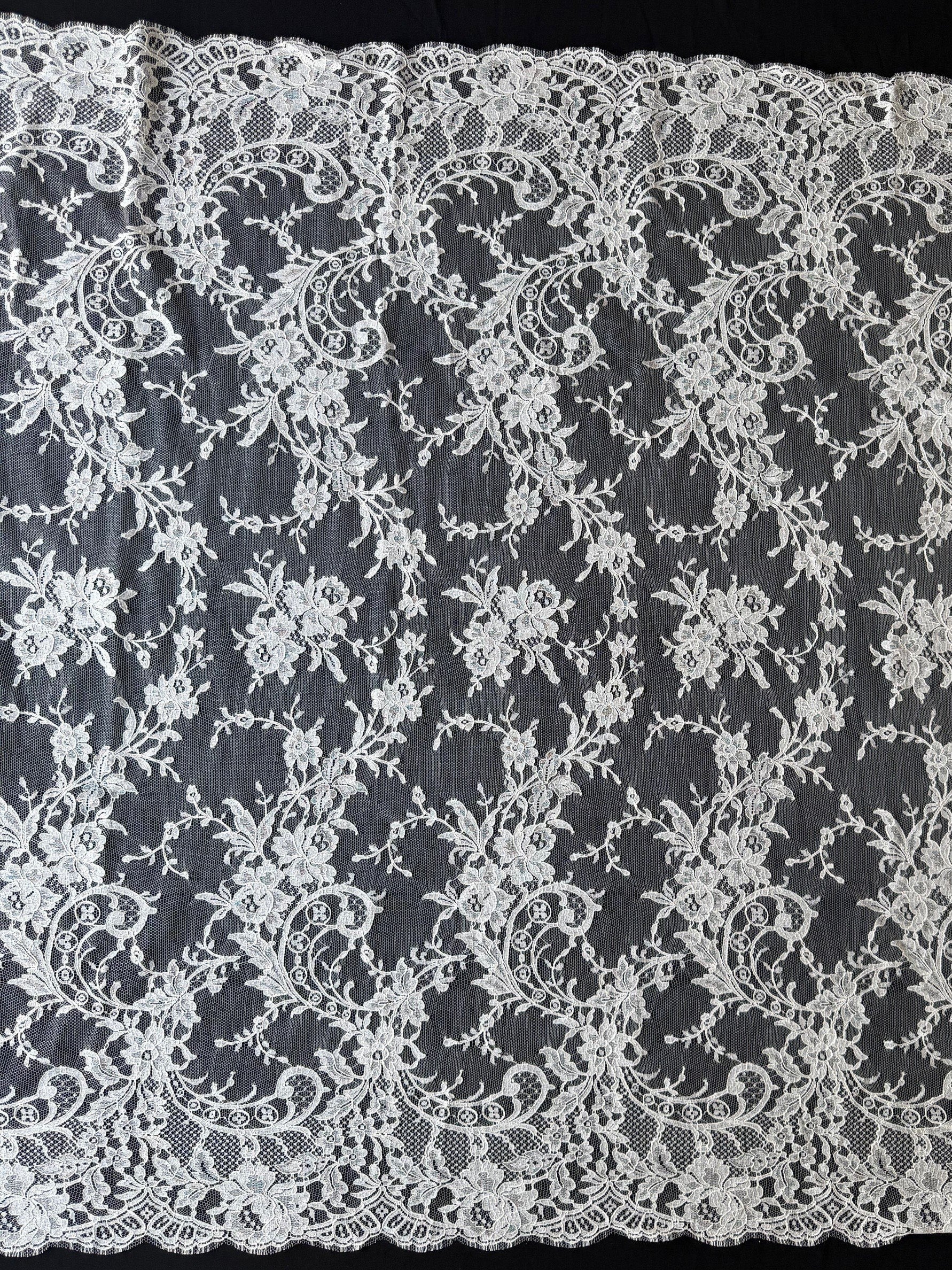 Ivory Chantilly Lace - Banilto