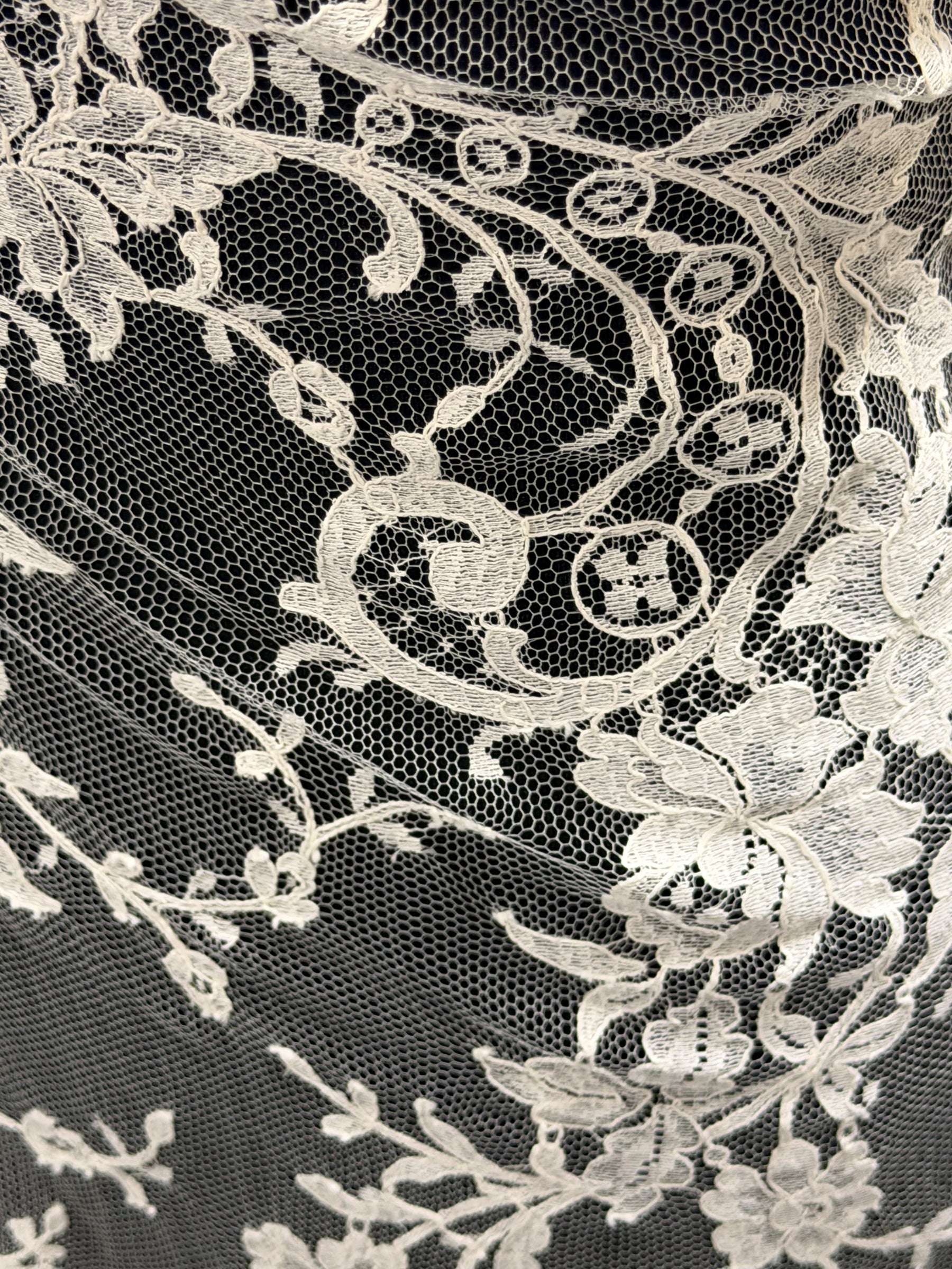 Ivory Chantilly Lace - Banilto