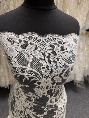 Ivory Chantilly Lace - Banilto