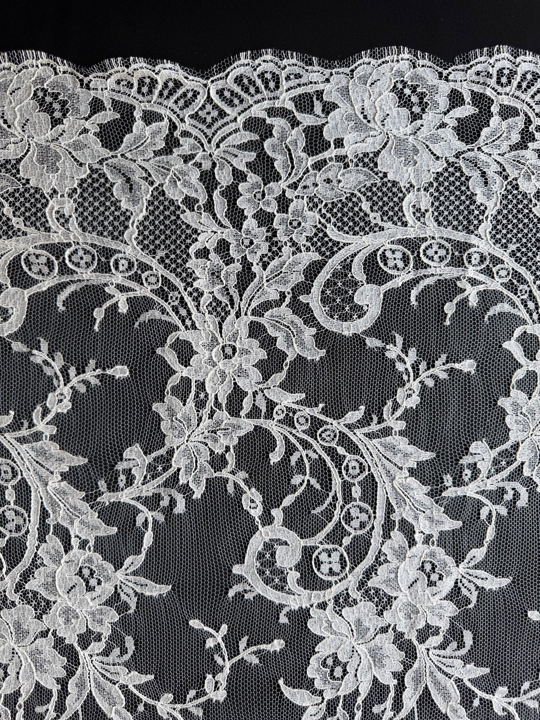Ivory Chantilly Lace - Banilto