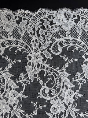 Ivory Chantilly Lace - Banilto