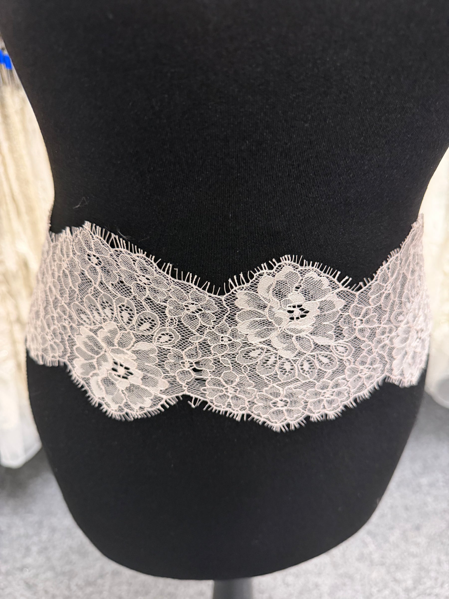 Dusky Rose Raschel Lace Trim - T645