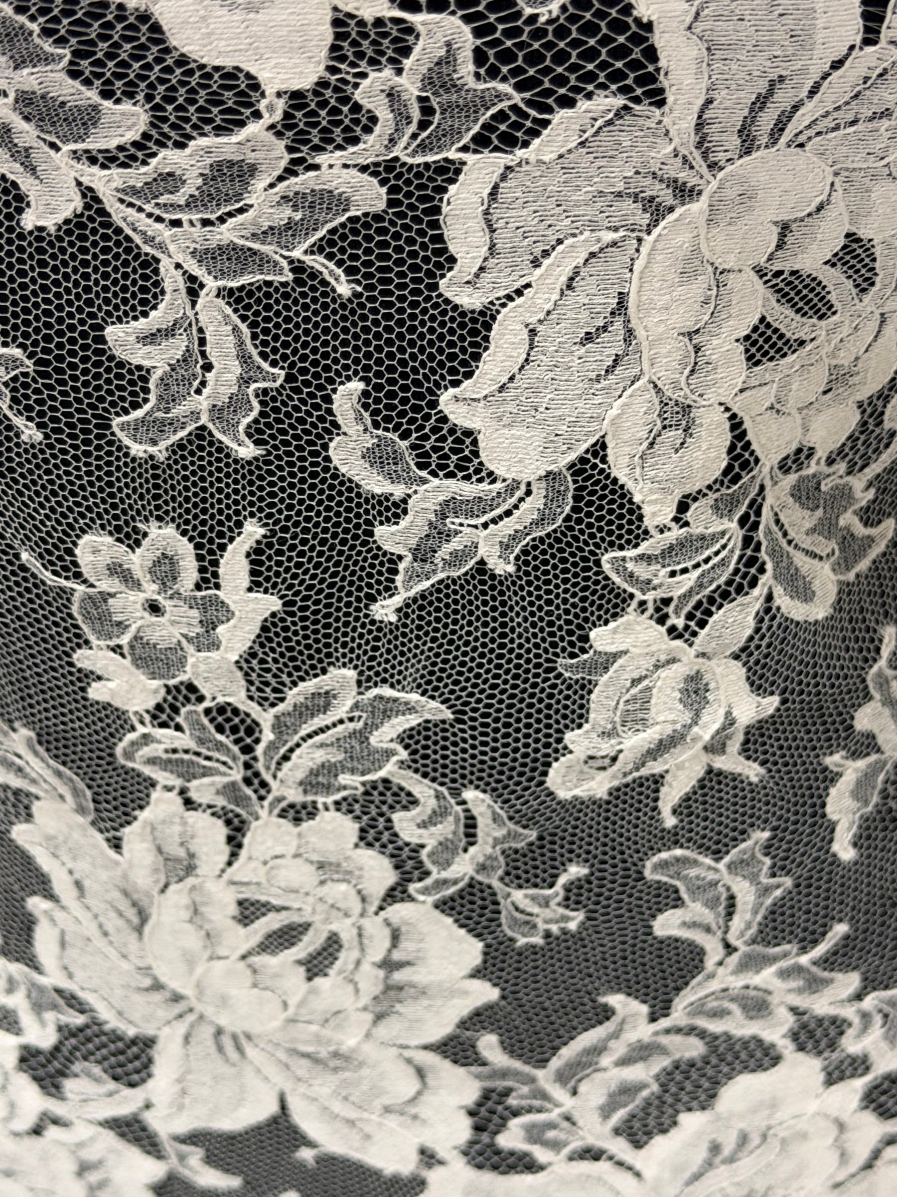 Ivory Chantilly Lace - P180