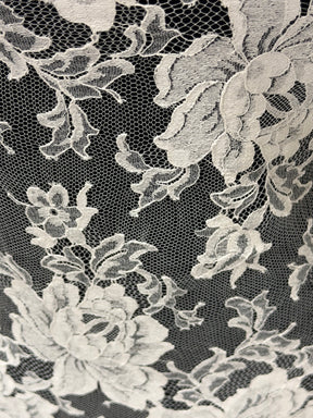 Ivory Chantilly Lace - P180