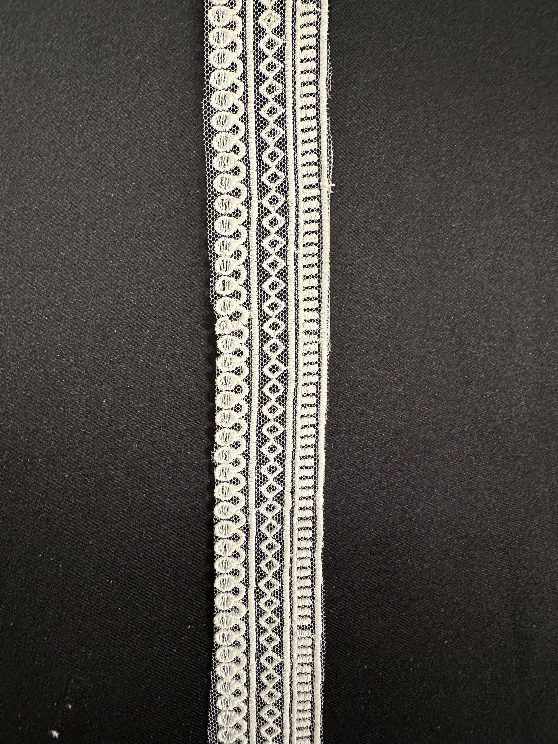 Ivory Lace Trim - EH4010