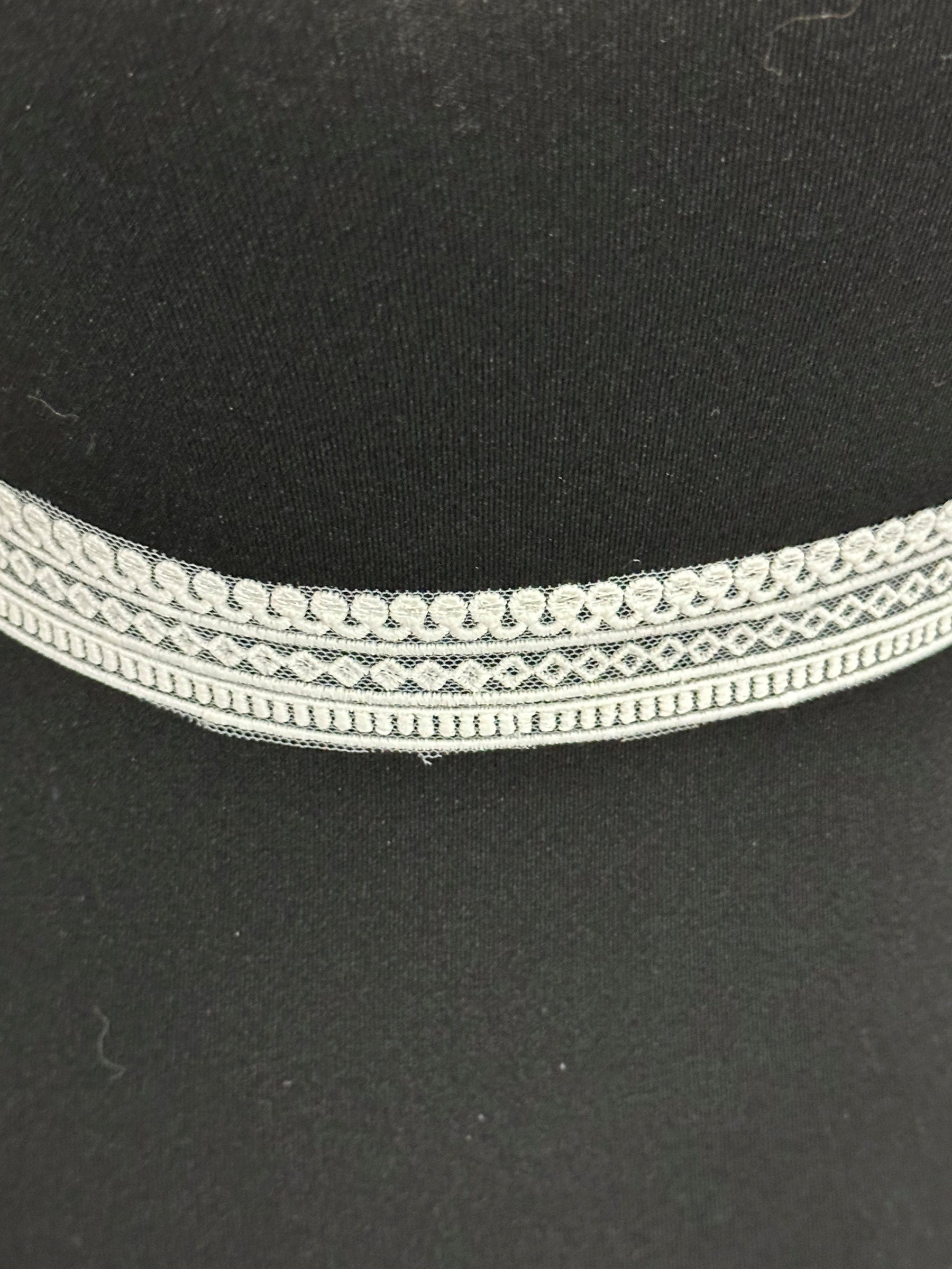 Ivory Lace Trim - EH4010