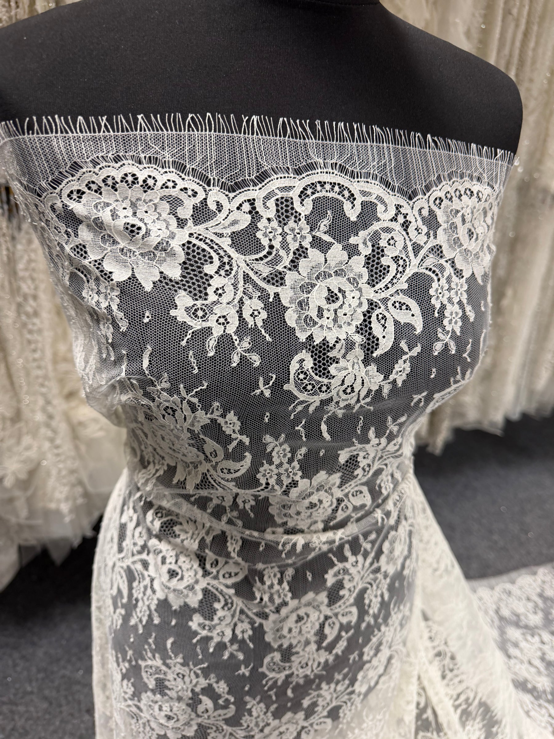 Ivory Chantilly Lace - P205