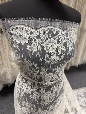 Ivory Chantilly Lace - P205