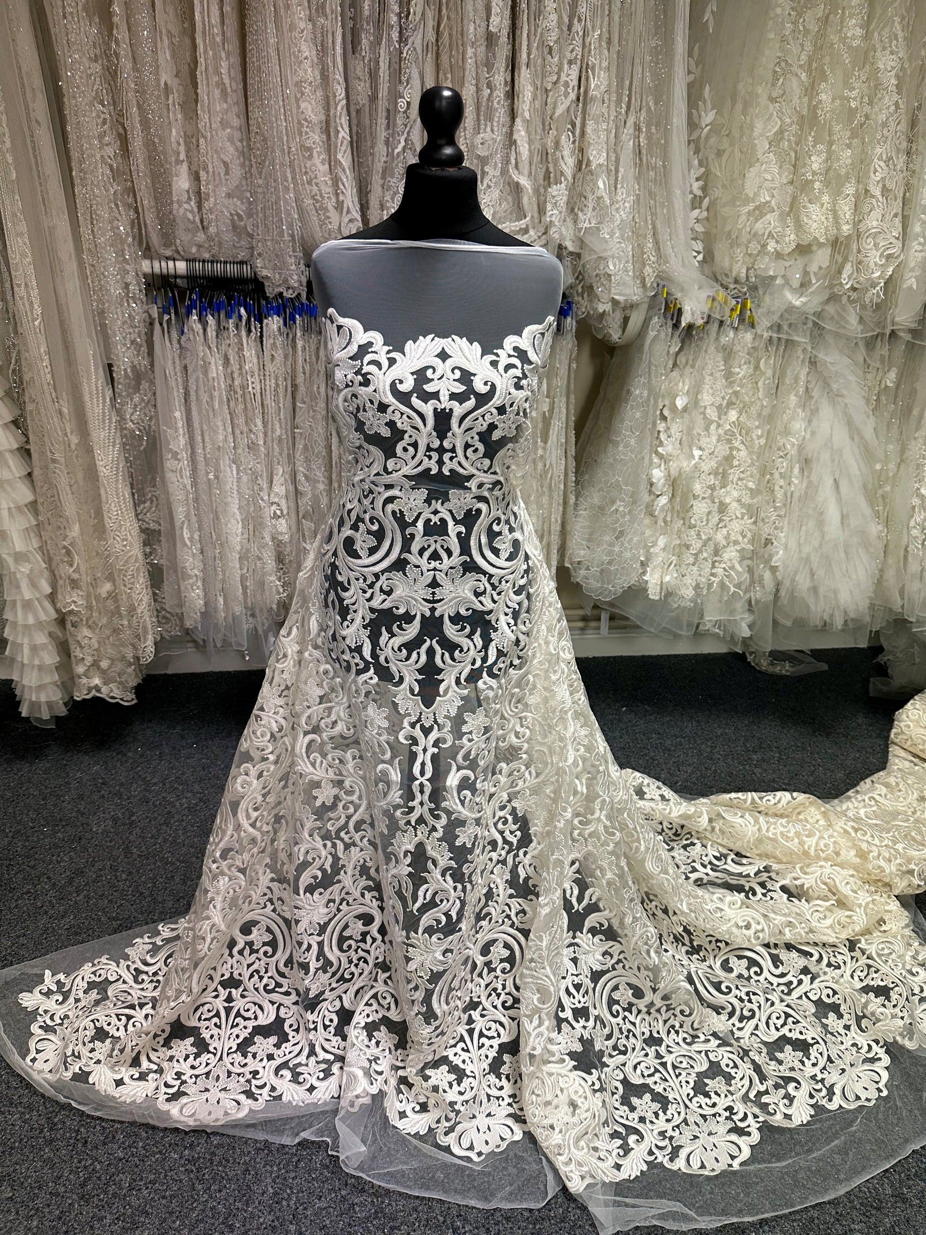 Ivory Embroidered Lace - Forno