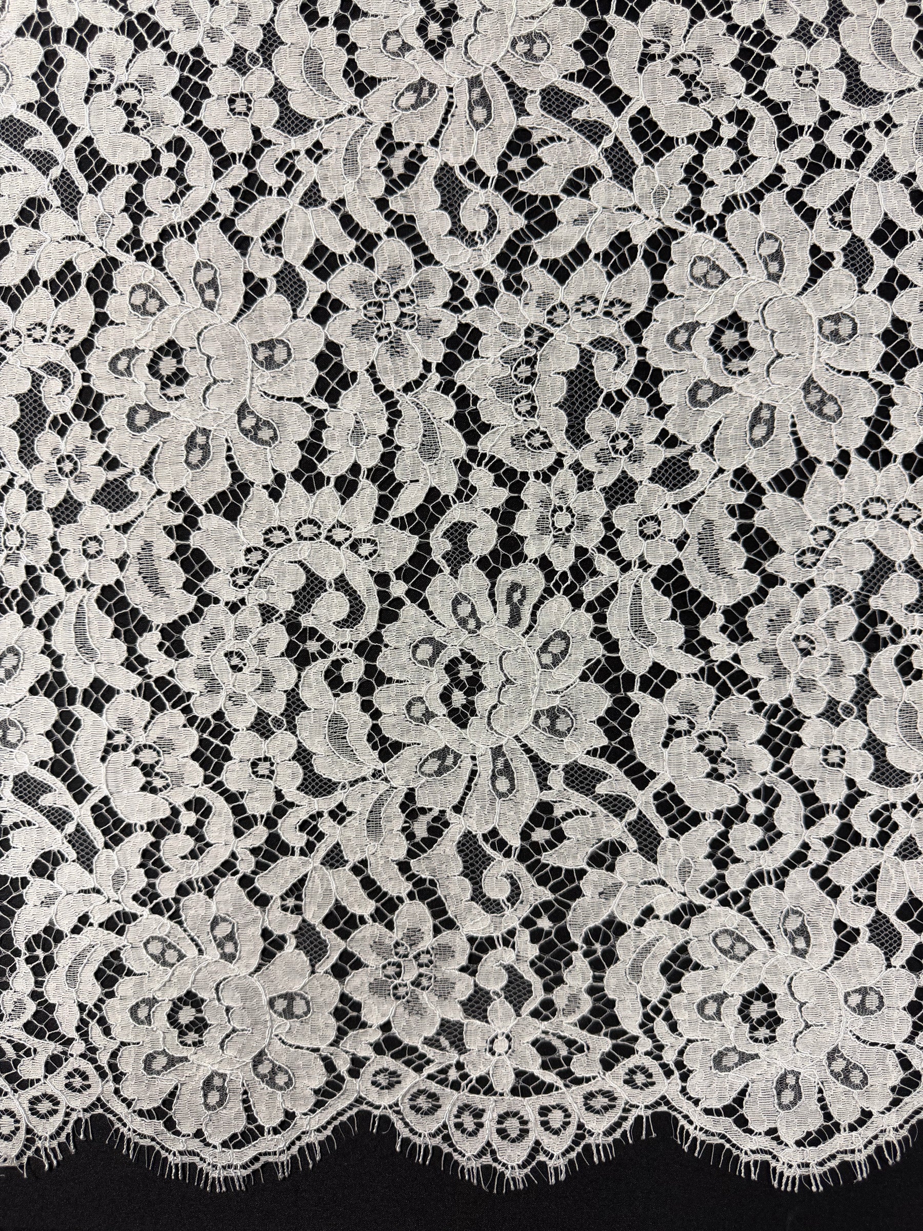 Ivory Chantilly Lace - LA4001
