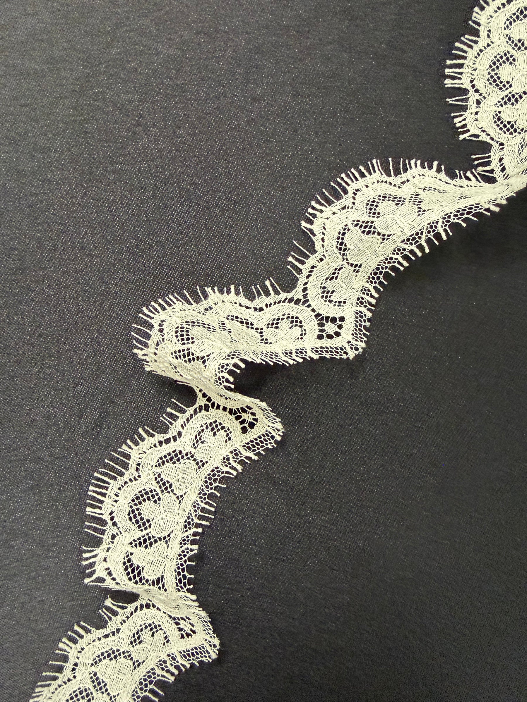 Ivory Chantilly Lace Trim - EE4007