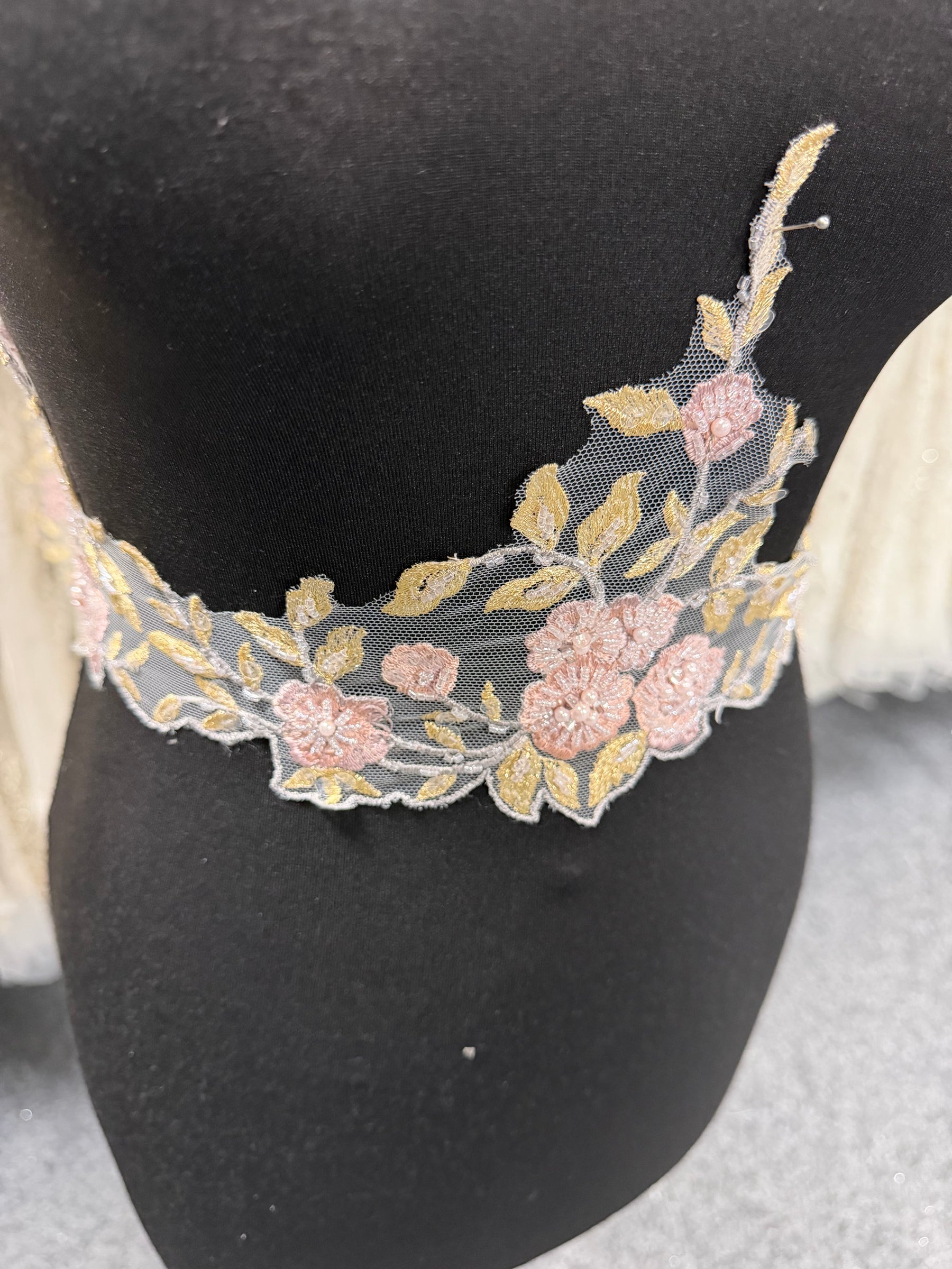 Pink and Gold Lace Trim - T804