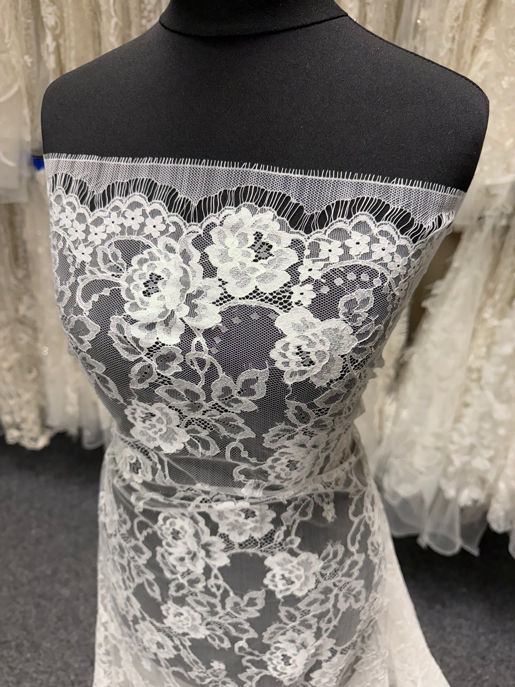 Ivory Leavers Lace - P728