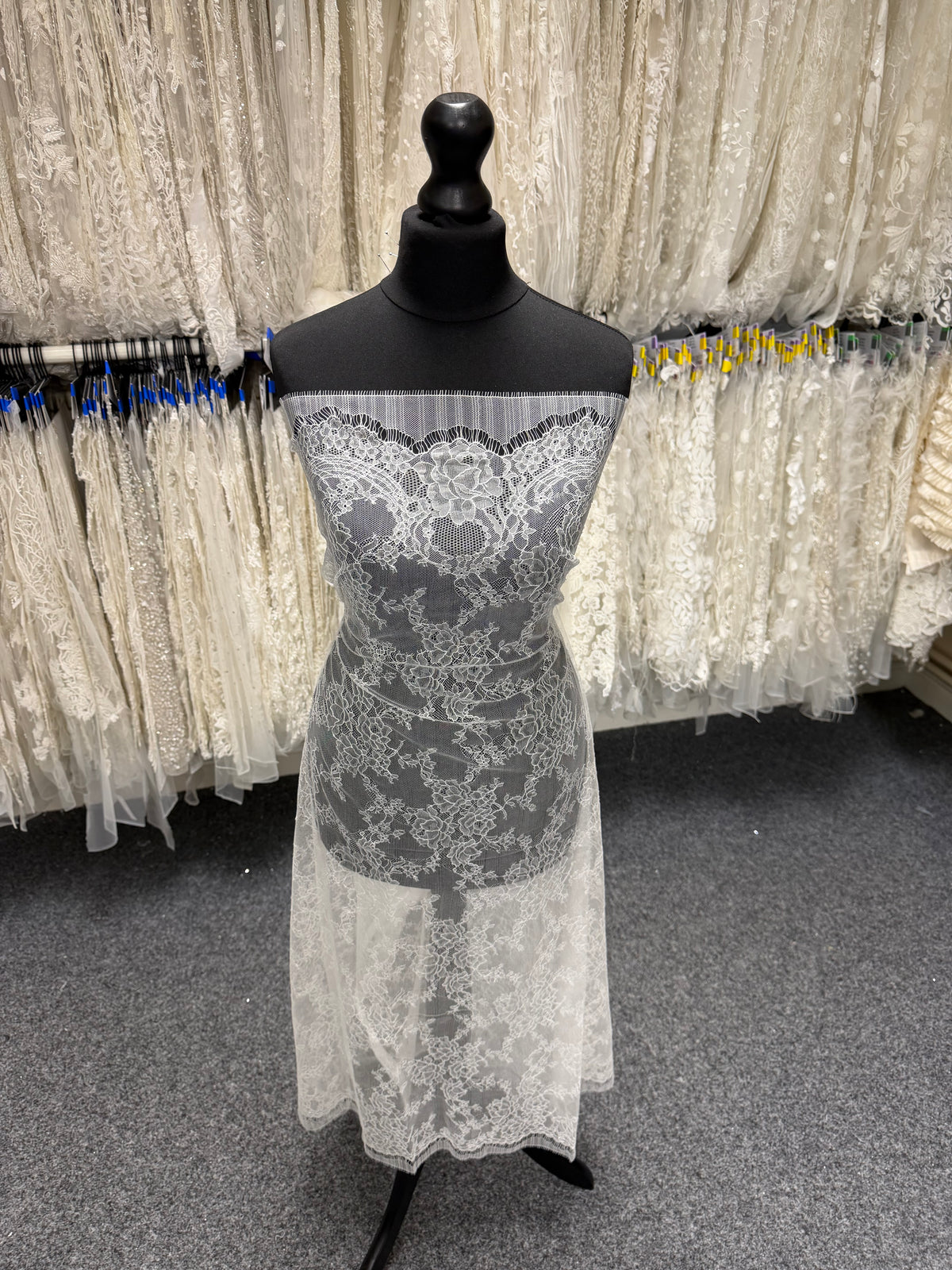 Ivory Chantilly Lace - P725