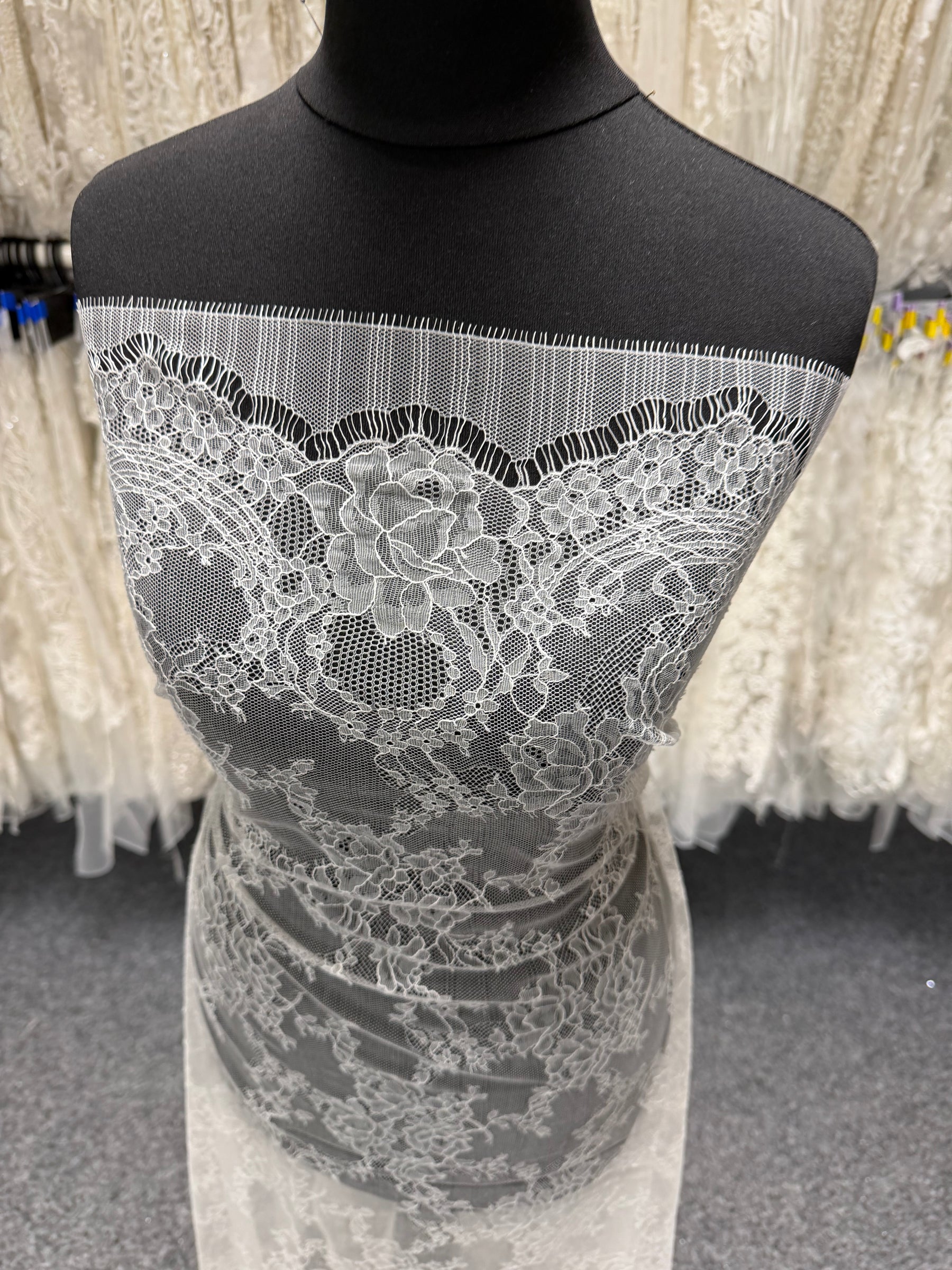 Ivory Chantilly Lace - P725