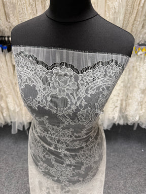 Ivory Chantilly Lace - P725