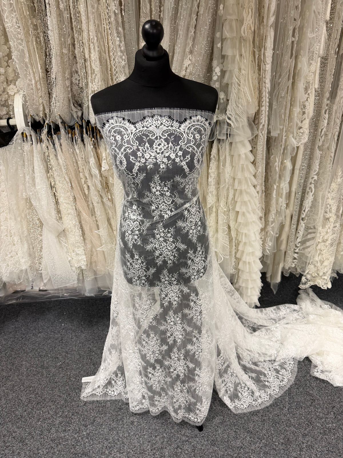 Ivory Chantilly Lace - P729