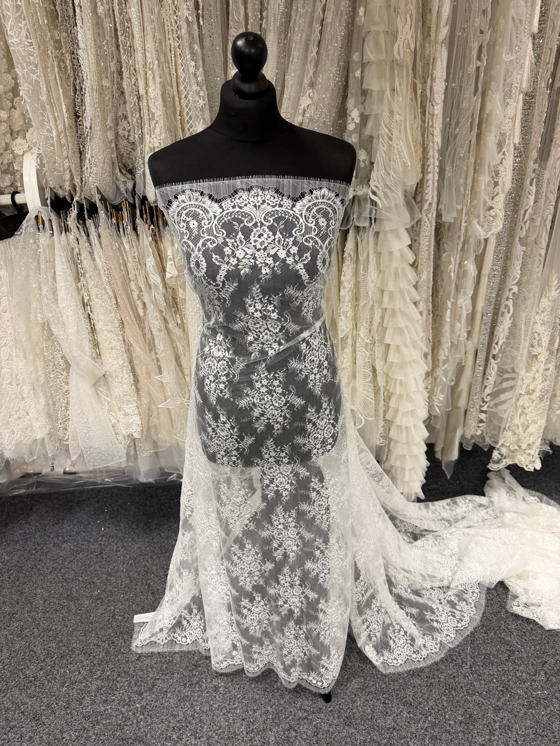 Ivory Chantilly Lace - P729