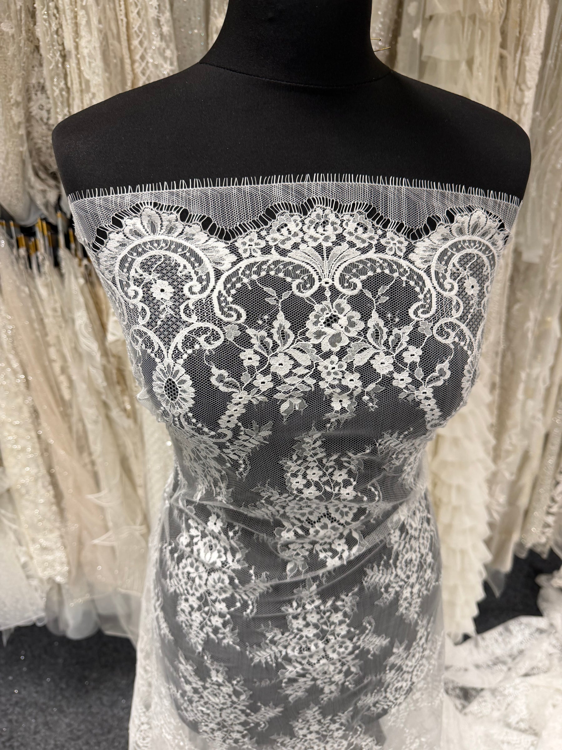 Ivory Chantilly Lace - P729