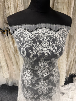Ivory Chantilly Lace - P729