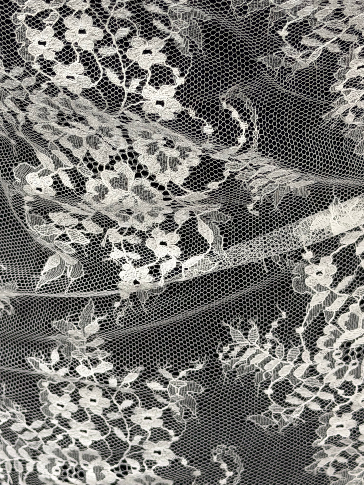 Ivory Chantilly Lace - P729