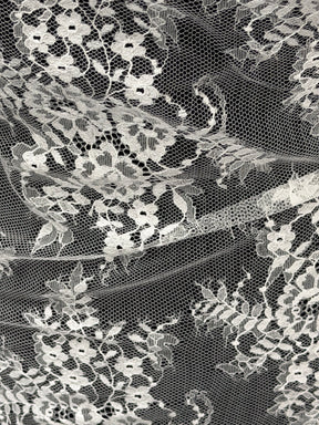 Ivory Chantilly Lace - P729