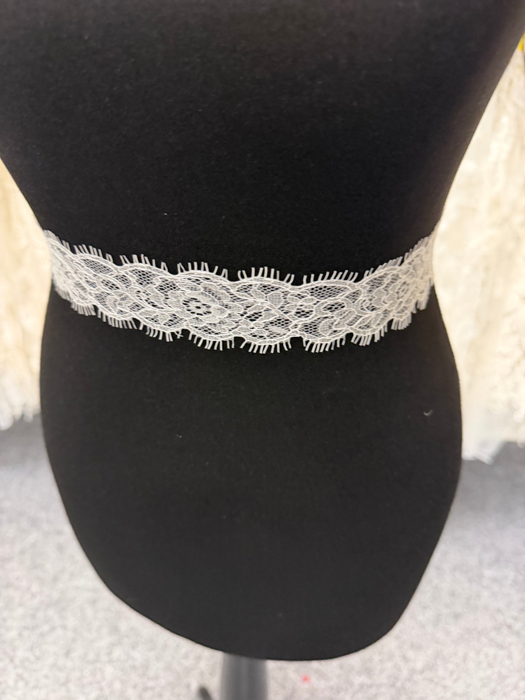 Ivory Lace Edging - T474