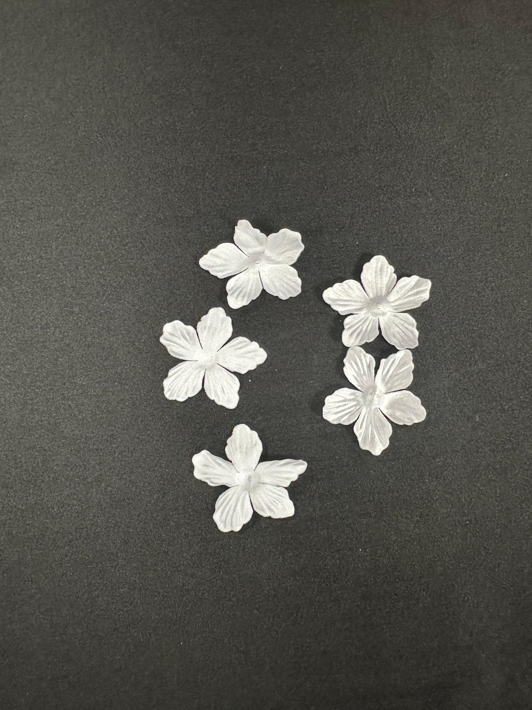 White 5 Petal Flowers - MM0030 (Bag of 144)