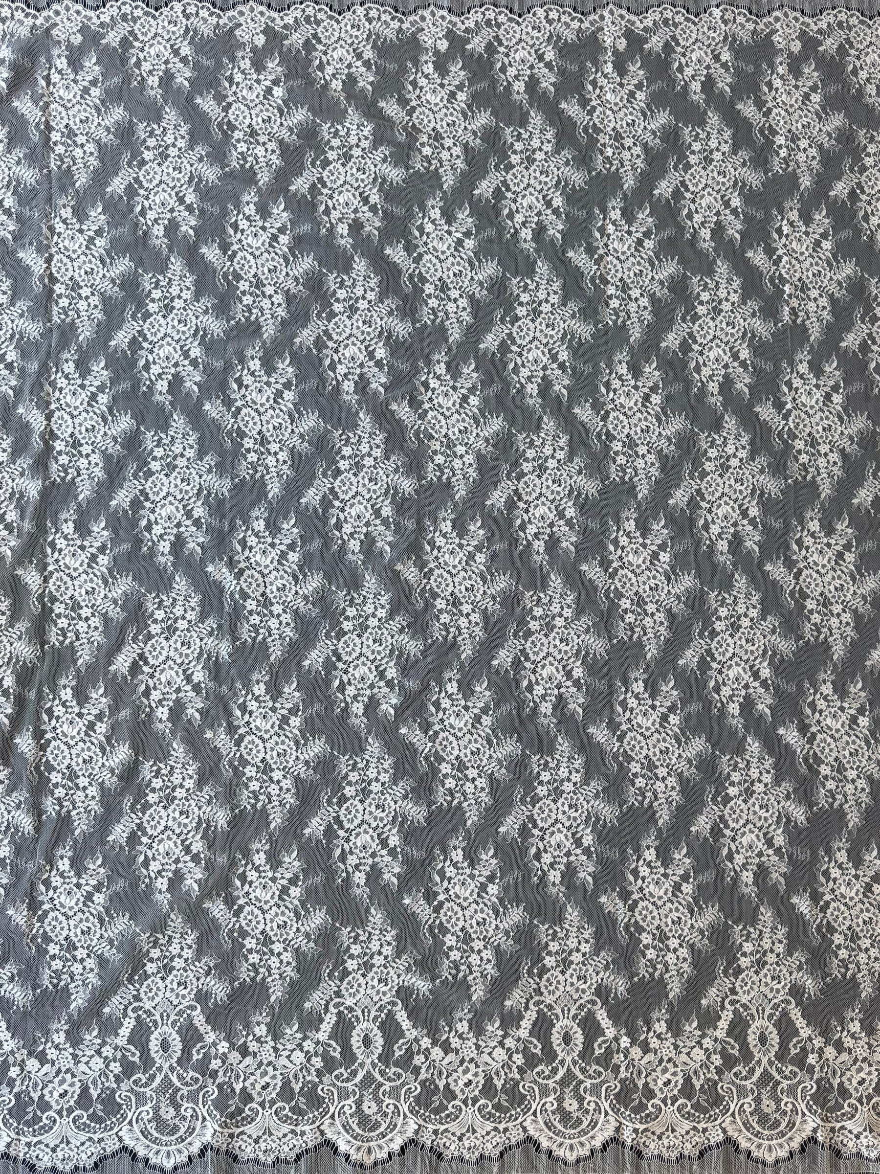 Ivory Chantilly Lace - P729