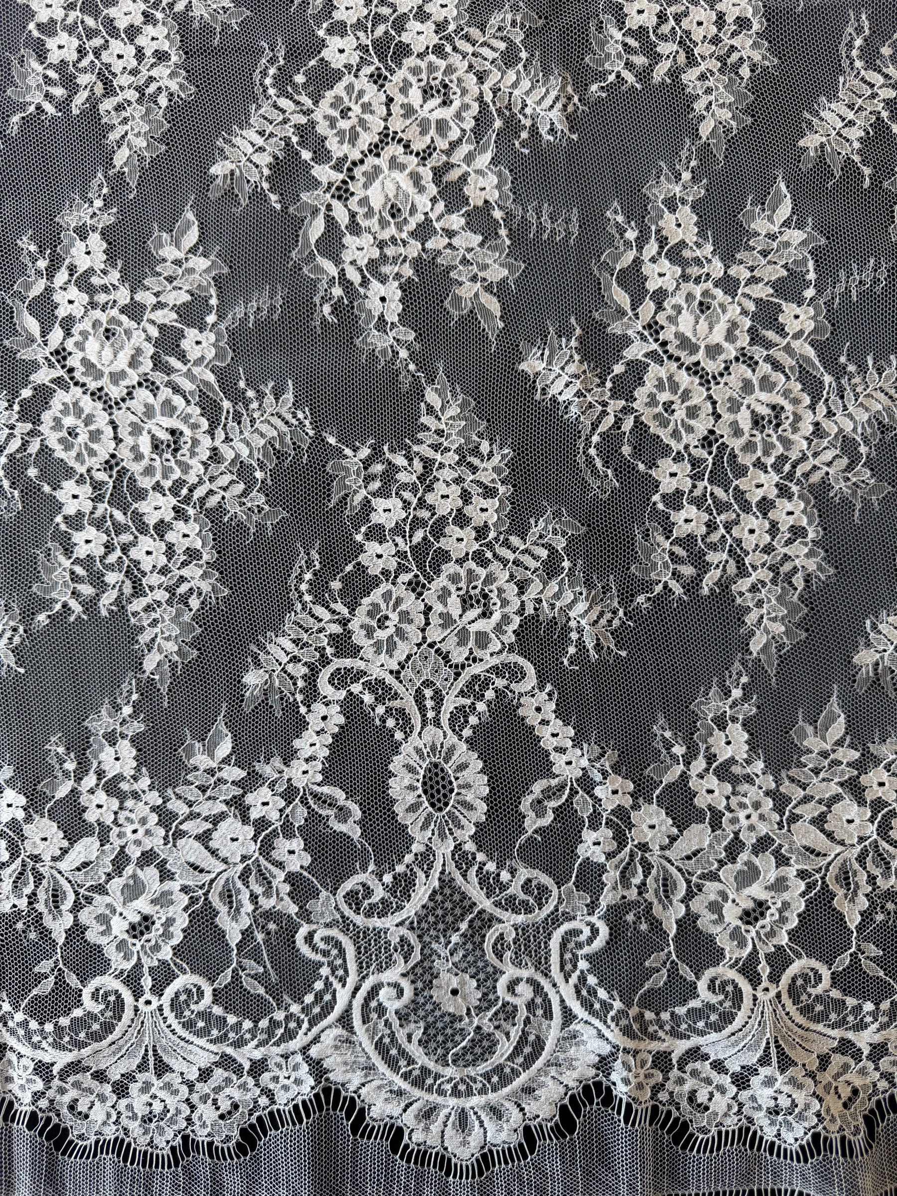 Ivory Chantilly Lace - P729
