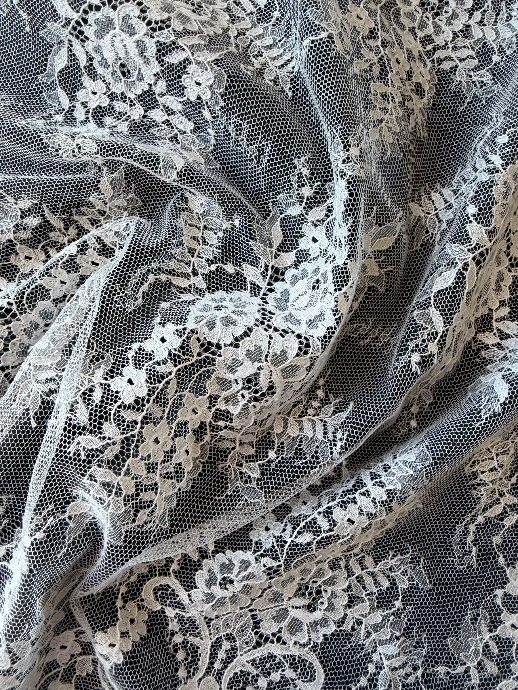 Ivory Chantilly Lace - P729