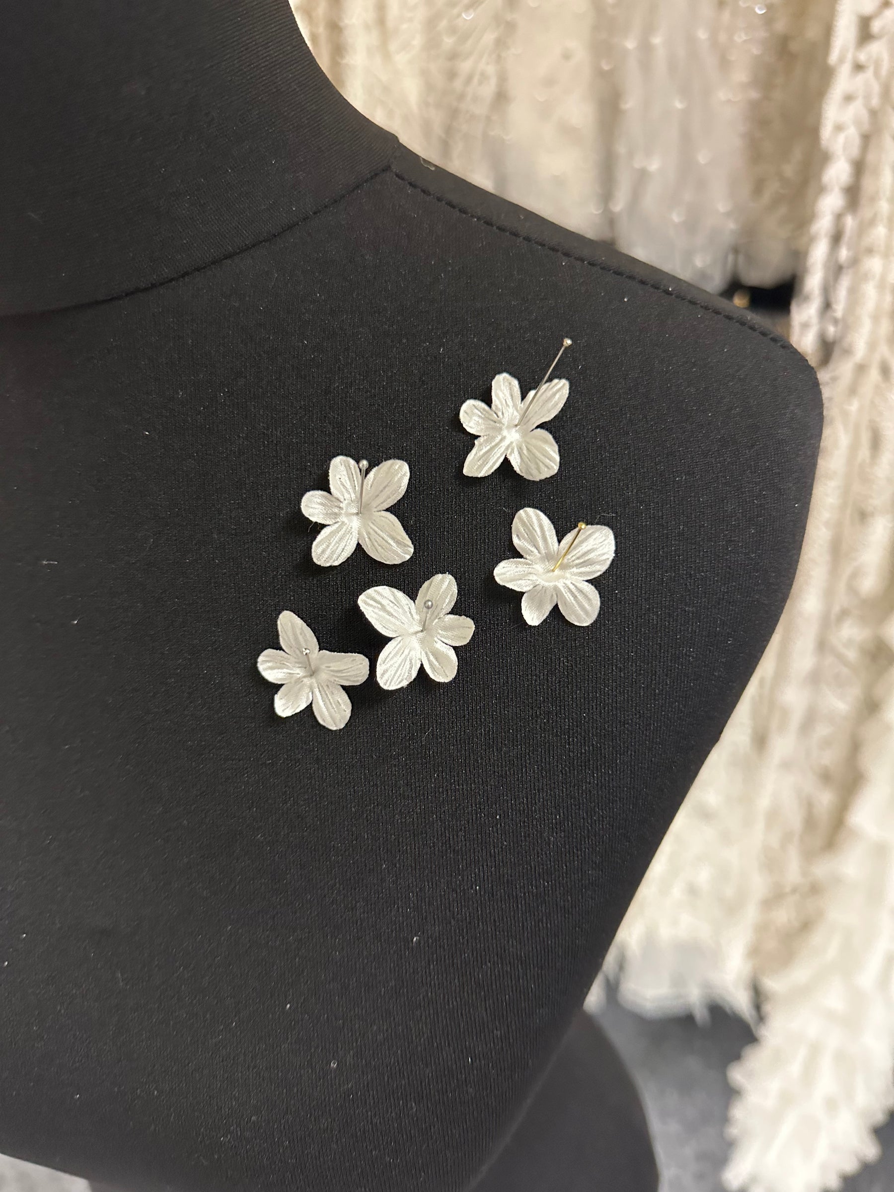 Ivory 5 Petal Flowers - MM0035 (Bag of 144)