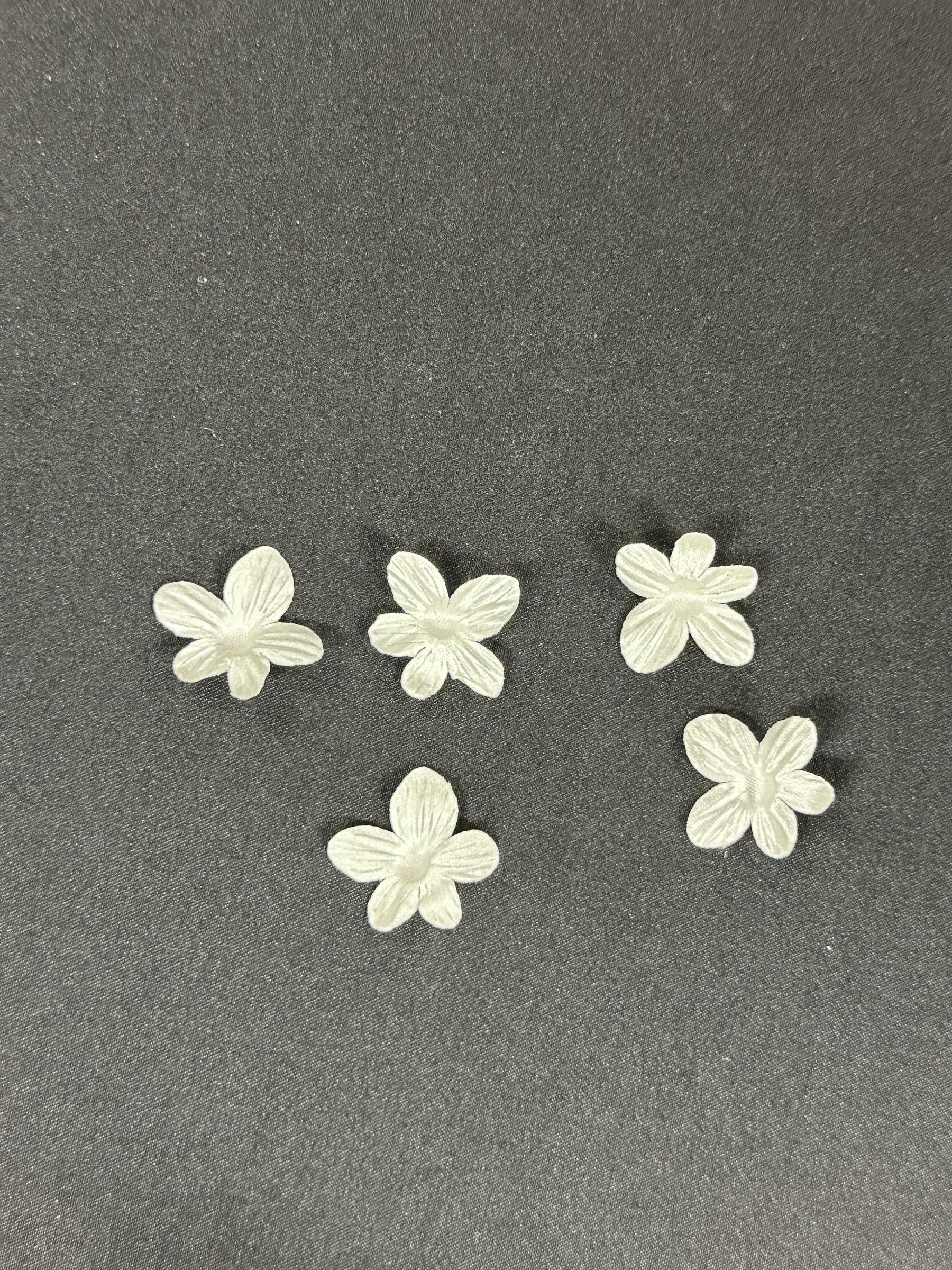 Ivory 5 Petal Flowers - MM0035 (Bag of 144)