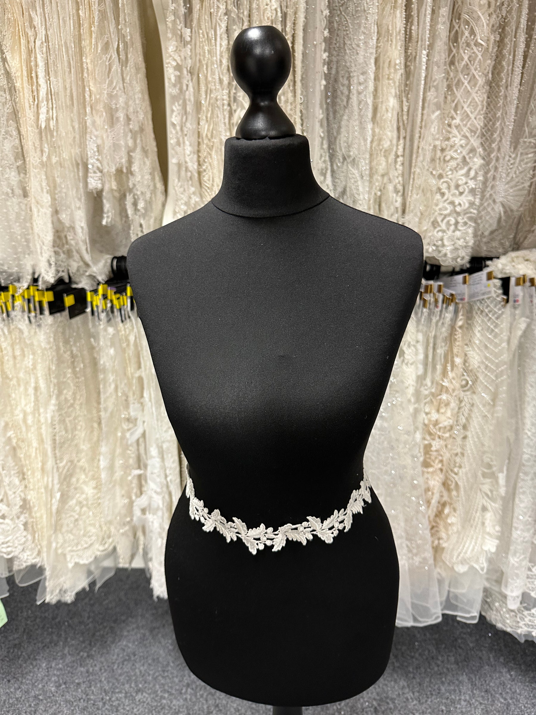 Ivory Guipure Lace Trim - T319
