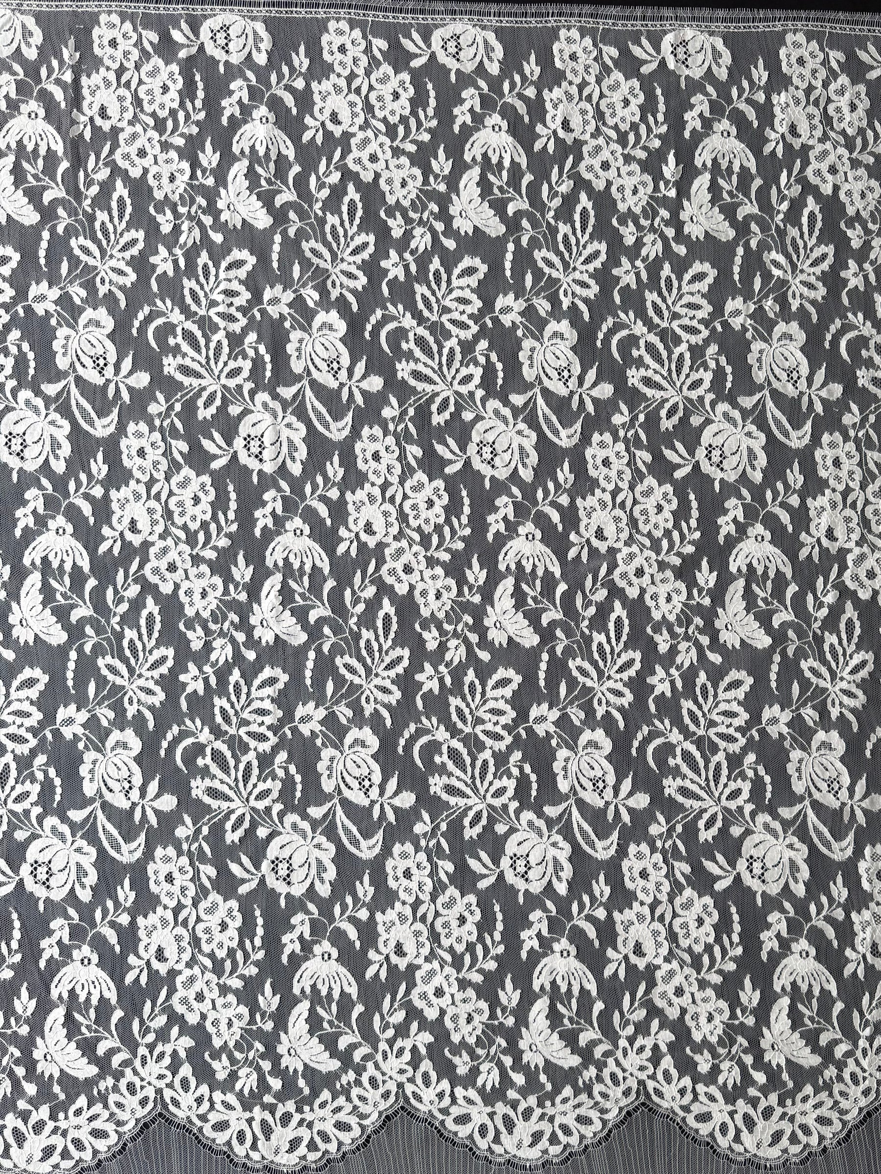 Ivory Chantilly Lace - P182