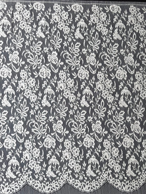 Ivory Chantilly Lace - P182