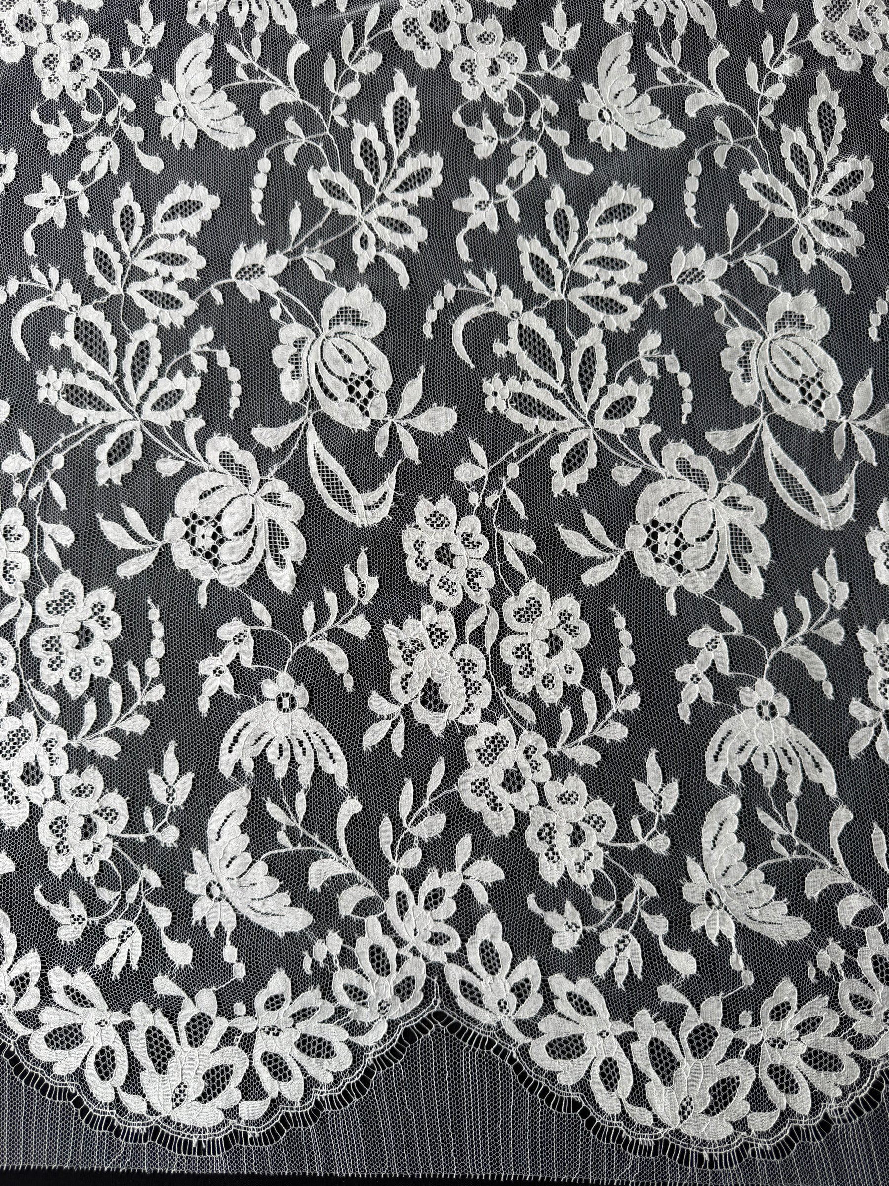 Ivory Chantilly Lace - P182
