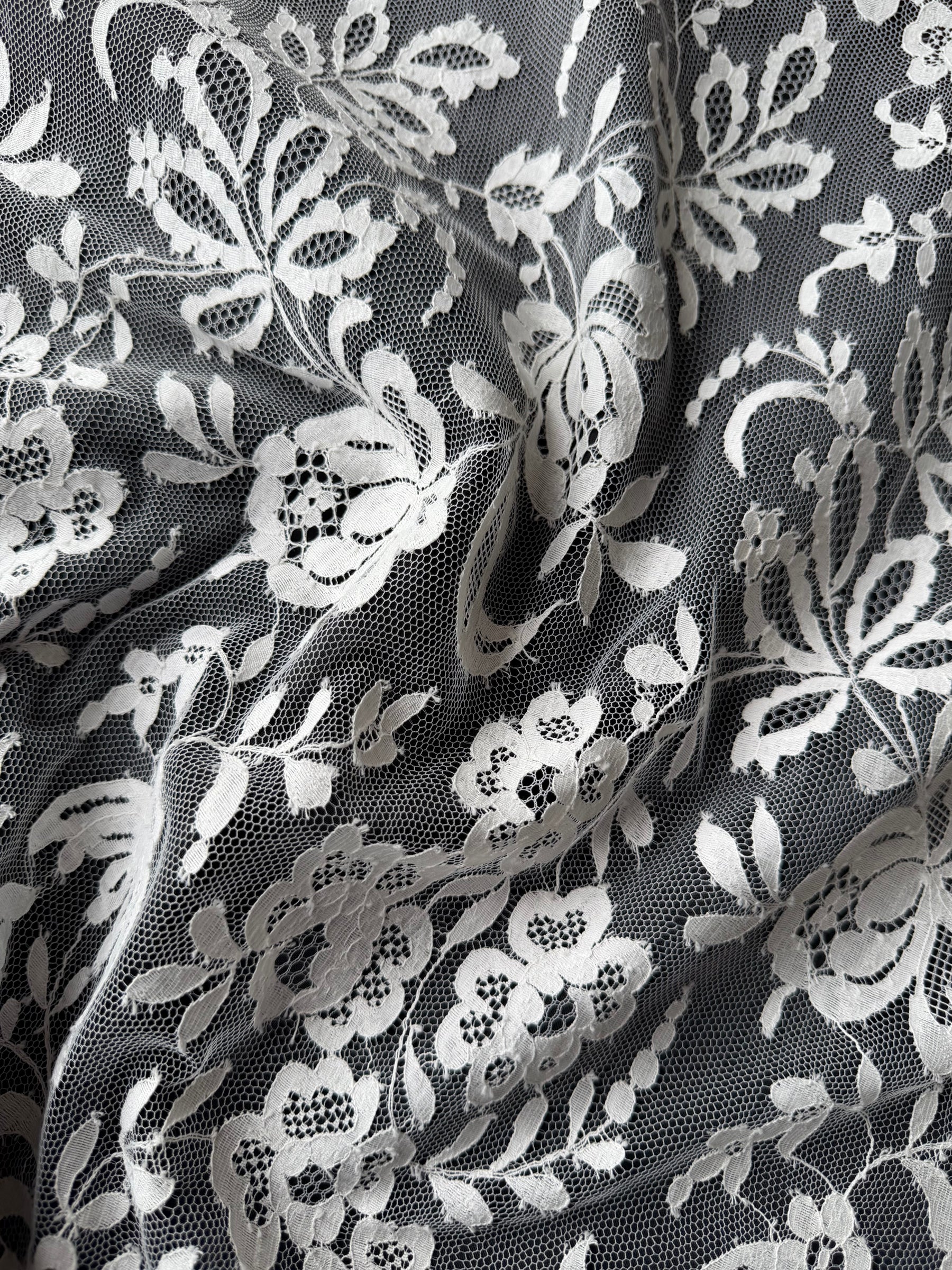 Ivory Chantilly Lace - P182