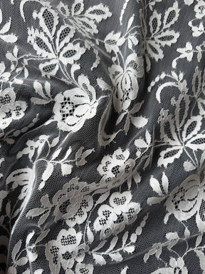 Ivory Chantilly Lace - P182