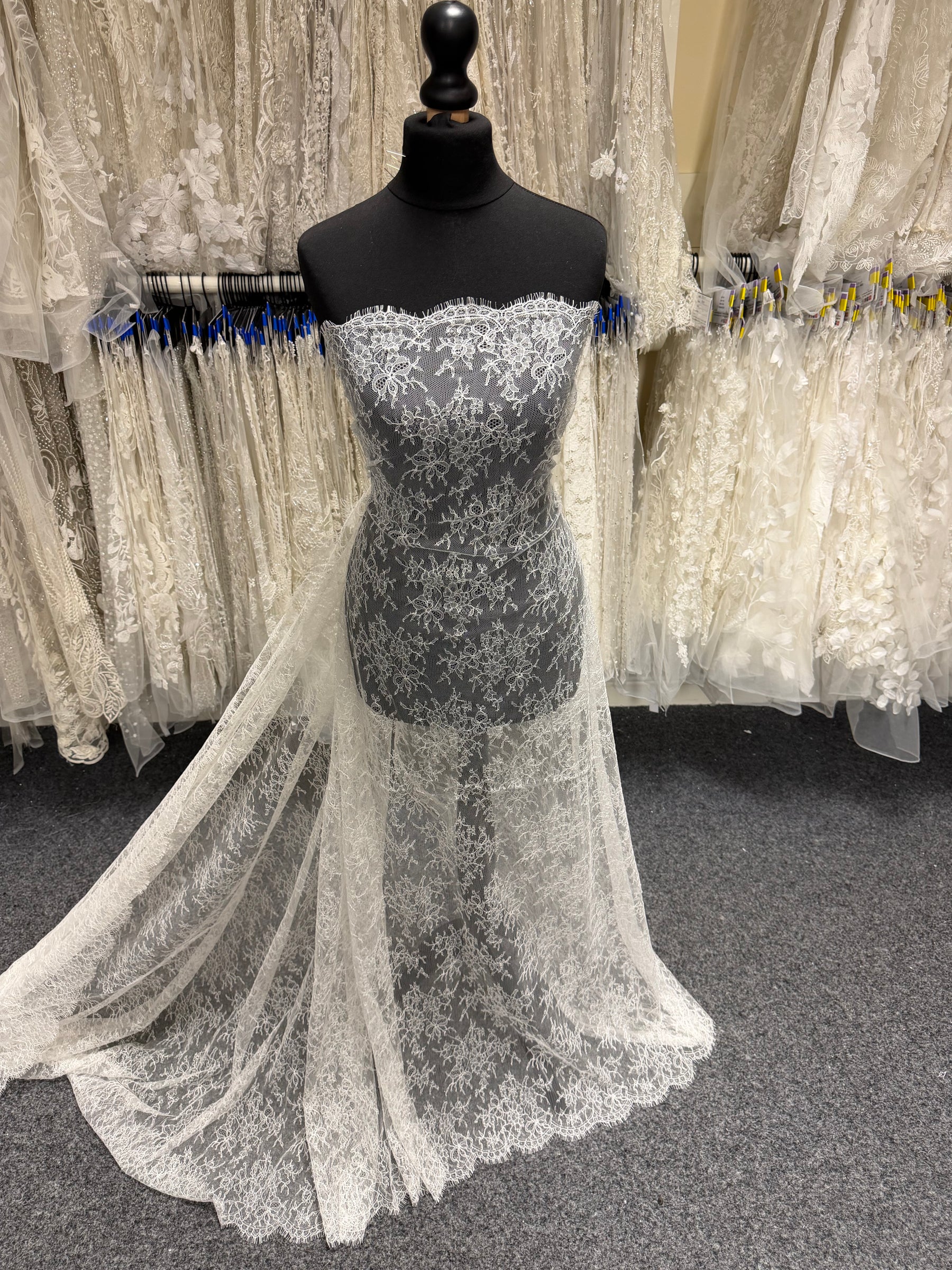 Ivory Chantilly Lace - Zubi