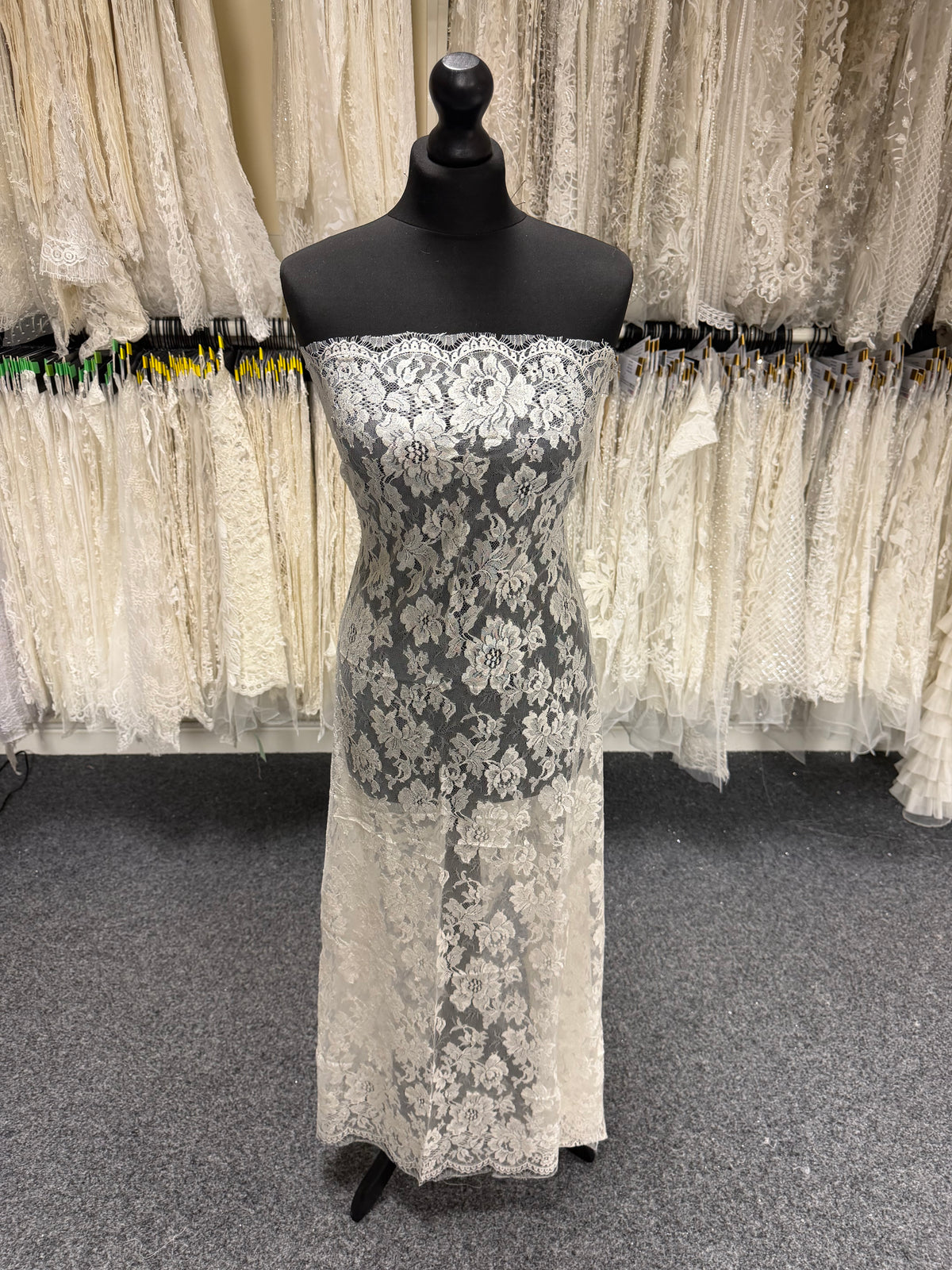 Ivory Chantilly Lace - LA2010