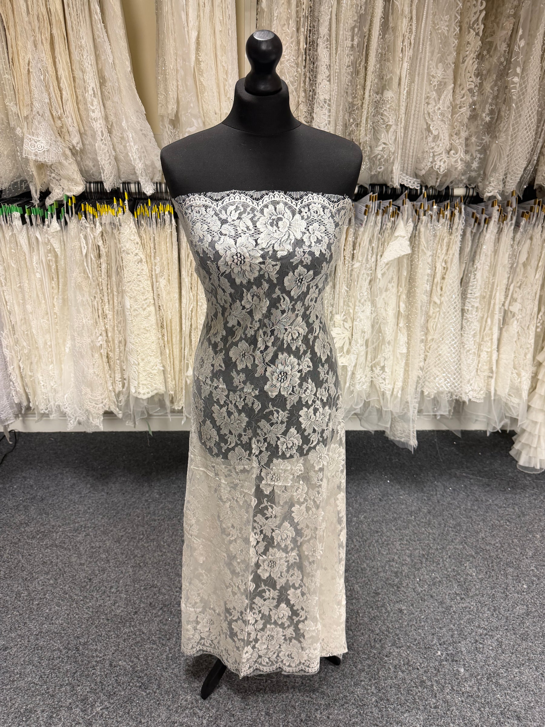 Ivory Chantilly Lace - LA2010