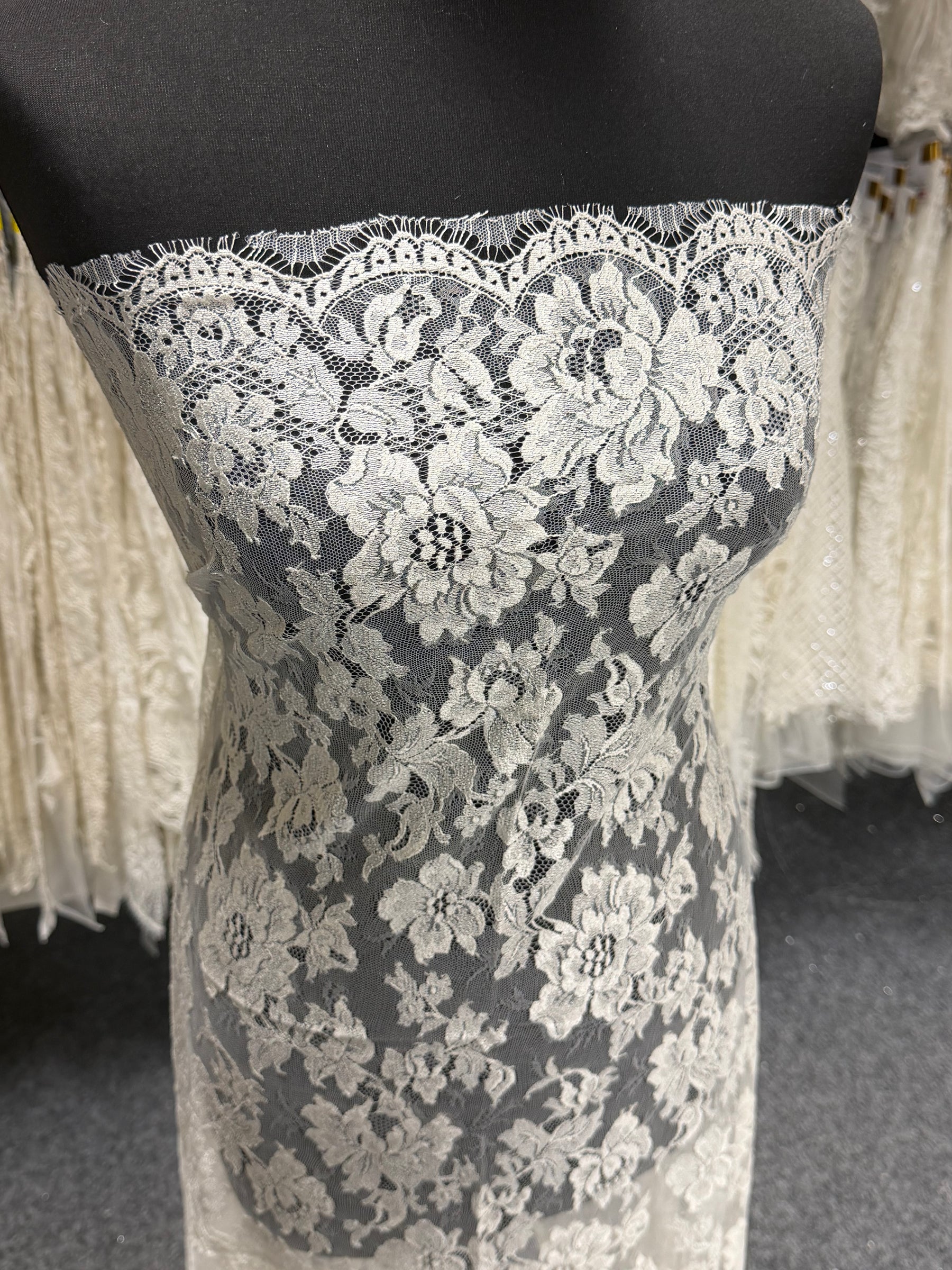 Ivory Chantilly Lace - LA2010