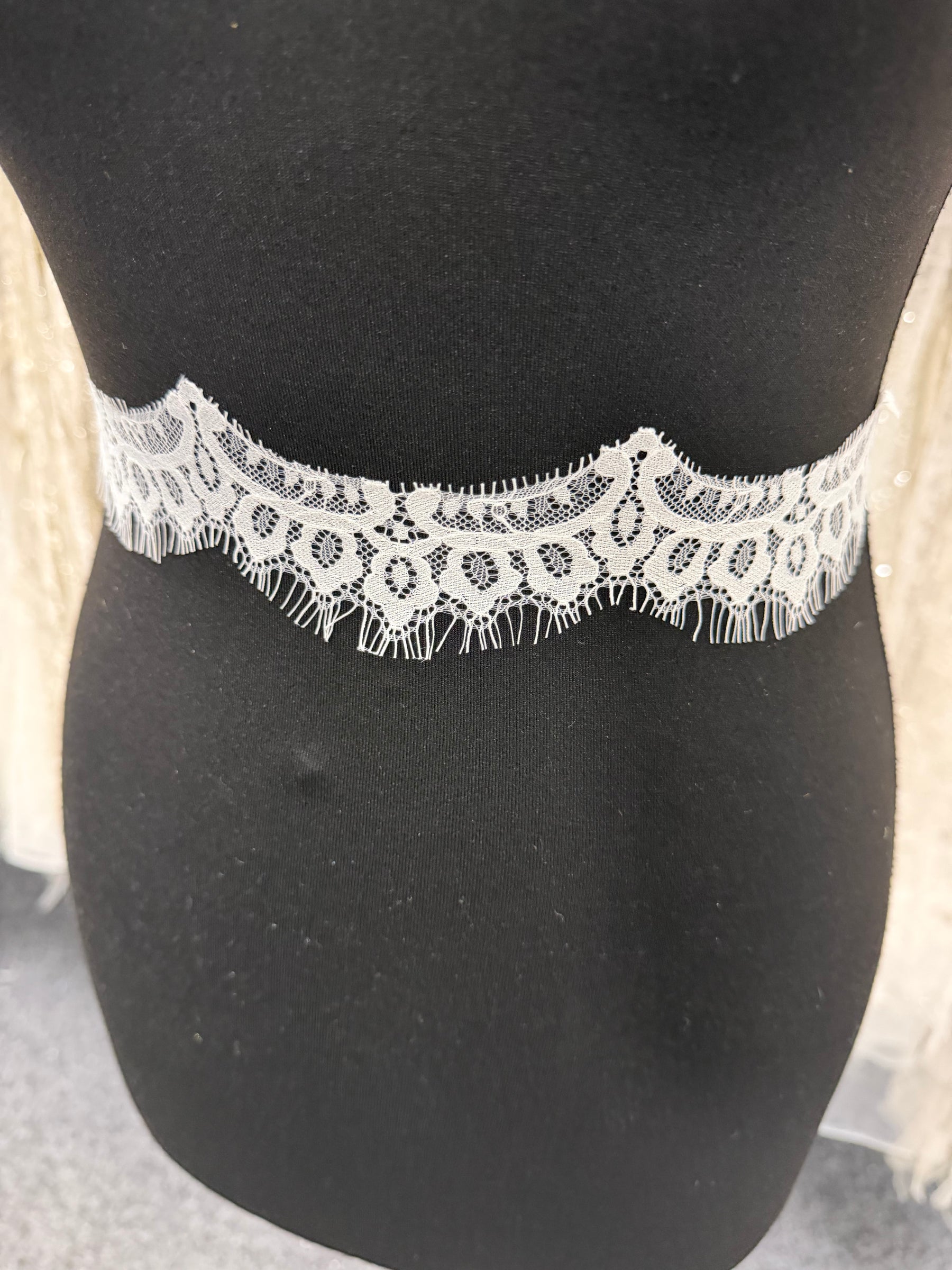 Ivory Lace Edging - T574