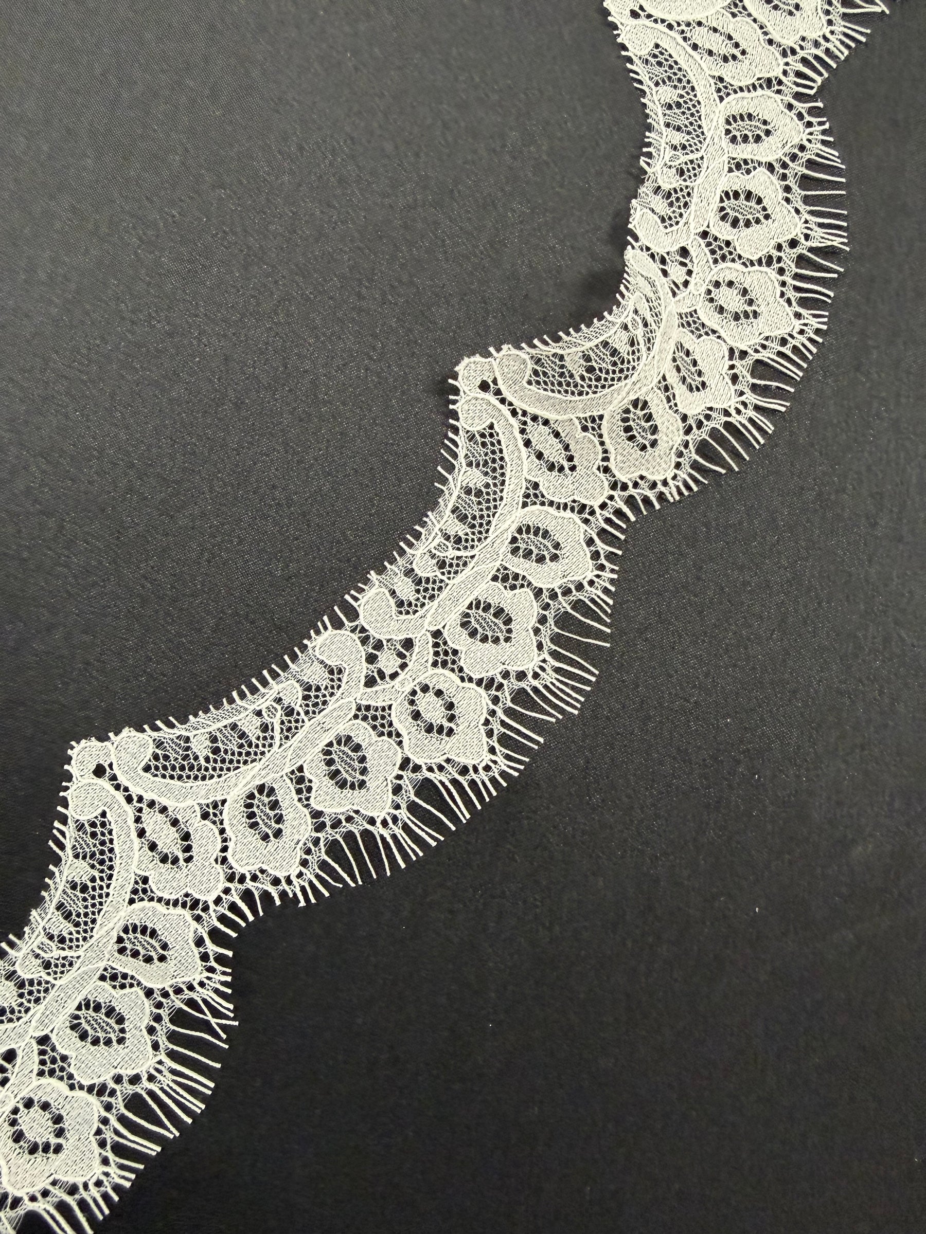 Ivory Lace Edging - T574